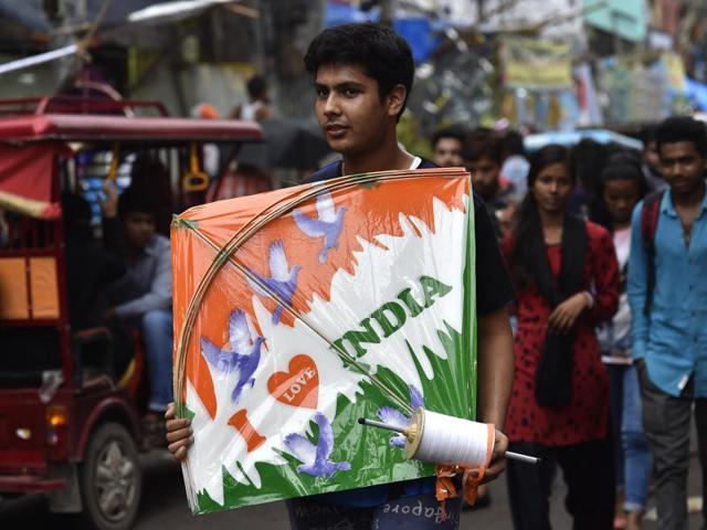 A conscious buyer chooses white uncoated cotton string, which are less harmful for birds. However, not all who fly kites, are aware of the kind of string they use and its possible consequences. (Ajay Aggarwal/HT PHOTO)