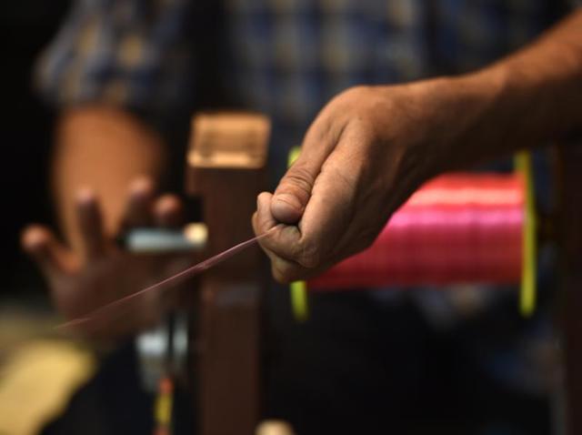 The Delhi government has sought a ban on ‘Chinese’ kite strings (also plastic) and has only allowed use of strings made from cotton or other natural fibre. (Ajay Aggarwal/HT PHOTO)
