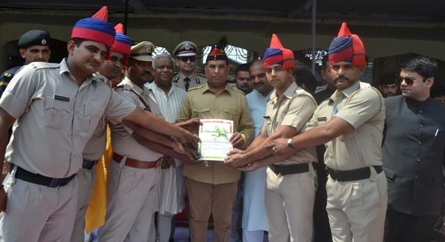 Haryana finance minister Captain Abhimanyu awarded 75 people, including government employees, for exemplary services in their respective fields and departments. (Abhinav Saha/HT Photo)