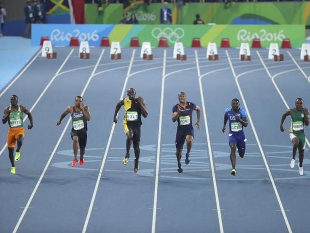 Bolt (third to left) overtakes his biggest rival--USA’s Justin Gatlin who was the fastest out of the blocks -- after the 60-metre mark. (NYT photo)