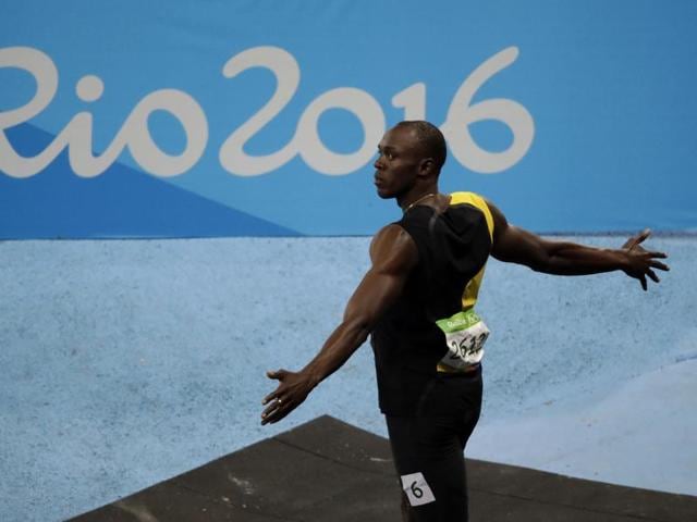 Usain Bolt arrives for the men's 100-metre final . (AP photo)