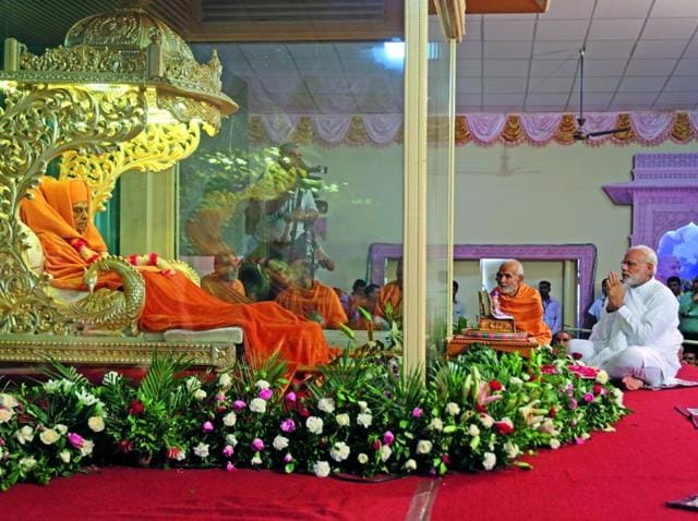 PM Narendra Modi pays his last respect to Bochasanvasi Akshar Purushottam Sanstha (BAPS) head Pramukh Swami Maharaj in Sarangpur. (Ajit Solanki /HT Photo) PM Narendra Modi pays his last respect to Bochasanvasi Akshar Purushottam Sanstha (BAPS) head Pramukh Swami Maharaj in Sarangpur. (Ajit Solanki /HT Photo)