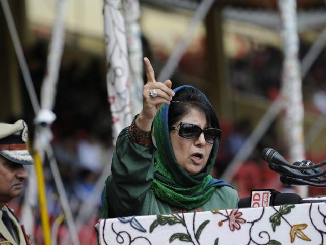 Jammu and Kashmir chief minister Mehbooba Mufti delivers speech during Independence Day Parade in Srinagar.(Waseem Andrabi/HT Photo)