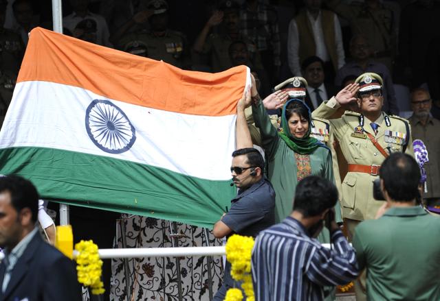 As chief minister Mehbooba Mufti tried to unfurl the tricolour, it fell down. The flag was held by security staff as she saluted. (Waseem Andrabi/HT Photo) As chief minister Mehbooba Mufti tried to unfurl the tricolour, it fell down. The flag was held by security staff as she saluted. (Waseem Andrabi/HT Photo)