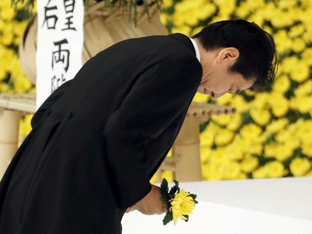 A Shinto priest (R) leads a group of lawmakers as they offer prayers at Yasukuni Shrine on the anniversary of Japan's surrender in WWII in Tokyo, August 15, 2016.(Reuters Photo) A Shinto priest (R) leads a group of lawmakers as they offer prayers at Yasukuni Shrine on the anniversary of Japan's surrender in WWII in Tokyo, August 15, 2016.(Reuters Photo)