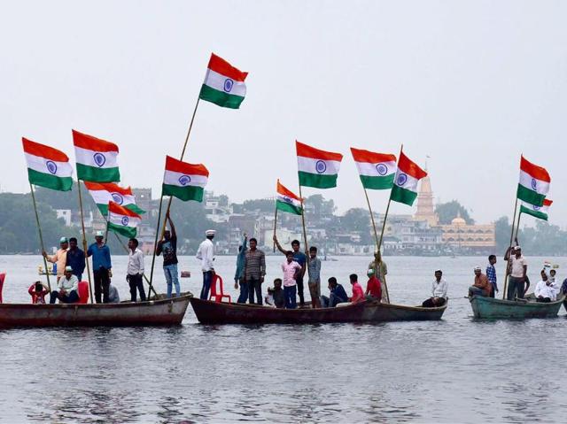Fishermen taking out 'Tiranga Yatra' on boats in lower Lake to mark 70th Independence day in Bhopal on Monday. (PTI) 
