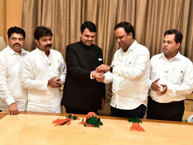 City BJP chief Ashish Shelar (second from right) ties a symbolic thread on chief minister Devendra Fadnavis’ (third from left) hand on Monday. (HT photo) City BJP chief Ashish Shelar (second from right) ties a symbolic thread on chief minister Devendra Fadnavis’ (third from left) hand on Monday. (HT photo)
