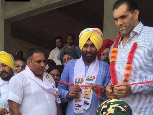 Wrestler Dalip Singh Rana, popularly known as Great Khali, with AAP candidate Sajjan Singh Cheema inaugurating his election office in Sultanpur Lodhi on Sunday.(HT Photo)