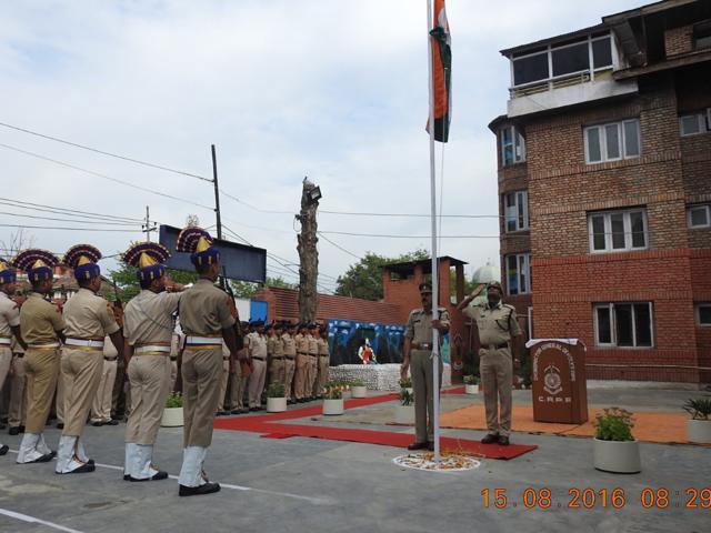 Commandant Pramod Kumar unfurled the national flag at the office of the CRPF’s Deputy Inspector General in the city’s Karan Nagar area. (Photo courtesy: CRPF) Commandant Pramod Kumar unfurled the national flag at the office of the CRPF’s Deputy Inspector General in the city’s Karan Nagar area. (Photo courtesy: CRPF)