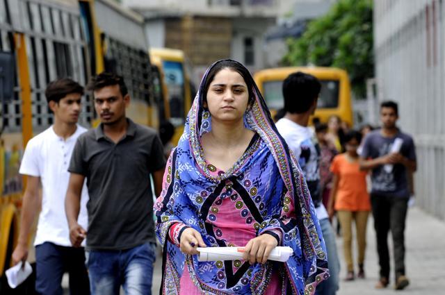 Applicants stepping out of the examination centre after appearing for NEET 2 exam on July 24, 2016. (Sunil Ghosh / HT file) Applicants stepping out of the examination centre after appearing for NEET 2 exam on July 24, 2016. (Sunil Ghosh / HT file)