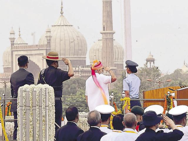 Prime Minister Narendra Modi greets students who participated in the I-Day celebrations at Red Fort. (ARVIND YADAV/HT) Prime Minister Narendra Modi greets students who participated in the I-Day celebrations at Red Fort. (ARVIND YADAV/HT)