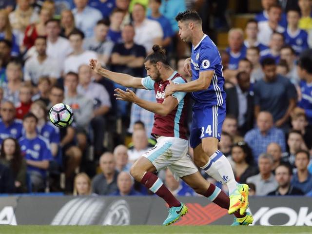 West Ham United's Andre Ayew (L) goes off injured as Mark Noble talks to Andy Carroll.(Reuters Photo)