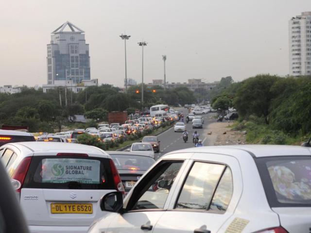 The Municipal Corporation of Gurgaon, in collaboration with a Japanese firm, will install the Integrated Intelligent Traffic System (ITS) on three crossings that experience heavy traffic.(Abhinav Saha/HT Photo) The Municipal Corporation of Gurgaon, in collaboration with a Japanese firm, will install the Integrated Intelligent Traffic System (ITS) on three crossings that experience heavy traffic.(Abhinav Saha/HT Photo)