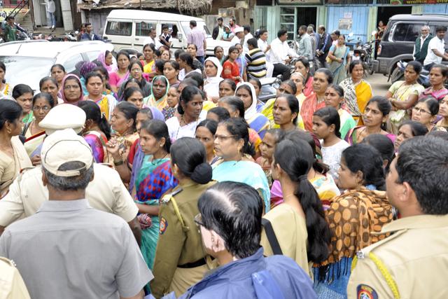 The crowd after the police station at Wai Tehsil in Satara on Tuesday (HT)