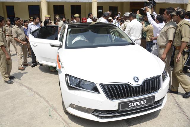 The car used by UP Cabinet minister Azam Khan in Muradnagar on Tuesday was without a vehicle registration plate. (Sakib Ali/HT Photo) The car used by UP Cabinet minister Azam Khan in Muradnagar on Tuesday was without a vehicle registration plate. (Sakib Ali/HT Photo)