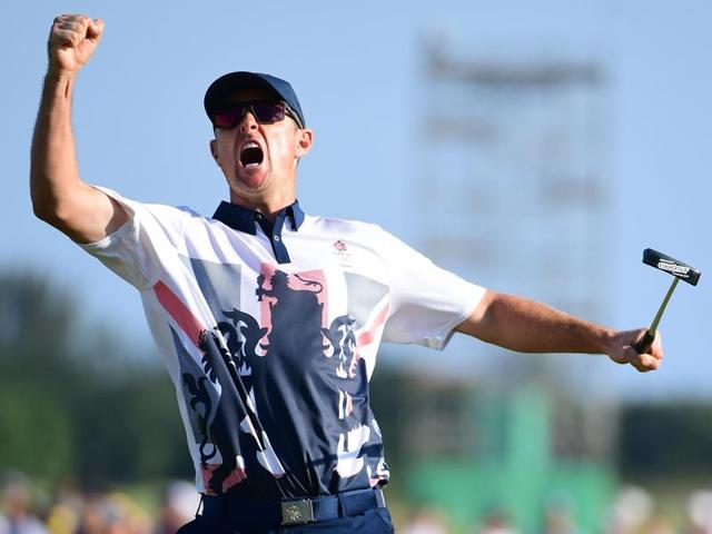 (L to R) Sweden's Henrik Stenson (silver), Britain's Justin Rose (Gold) and USA's Matt Kuchar (Bronze) pose with their medals in the men's individual stroke play final day at the Olympic Golf course.(AFP)