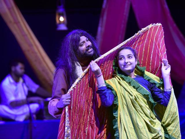 Artistes performing a play, ‘Kabira Khada Bazaar Mein’, during the Indo–Pak friendship festival at Punjab Naatshala in Amritsar on Sunday.(Gurpreet Singh/HT Photo)