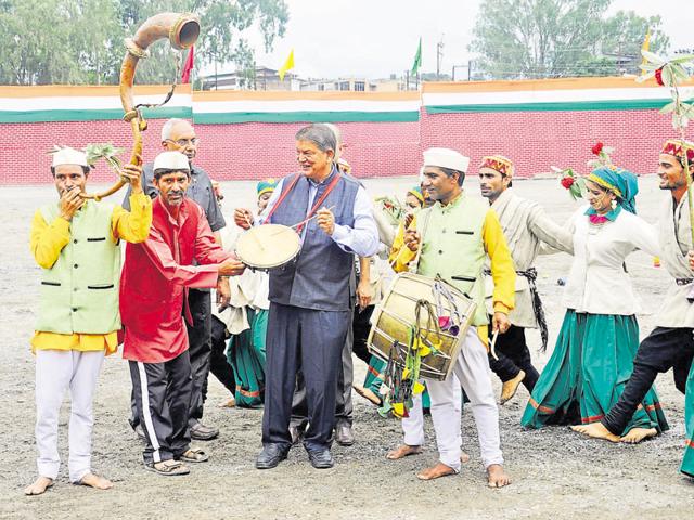 Chief minister Harish Rawat felicitates a woman police officer on the occasion of 70th Independence Day, in Dehradun on Monday. (Vinay Santosh Kumar/HT photo) Chief minister Harish Rawat felicitates a woman police officer on the occasion of 70th Independence Day, in Dehradun on Monday. (Vinay Santosh Kumar/HT photo)