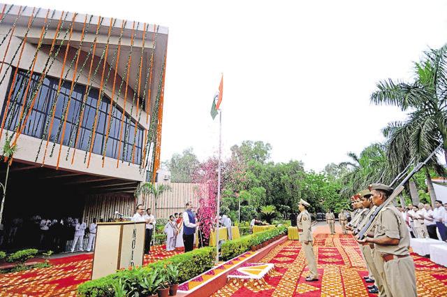 Noida authority CEO Pravir Kumar hoisted the national flag at Indira Gandhi Kala Kendra in Sector 6 on Monday. (Sunil Ghosh/HT Photo) Noida authority CEO Pravir Kumar hoisted the national flag at Indira Gandhi Kala Kendra in Sector 6 on Monday. (Sunil Ghosh/HT Photo)