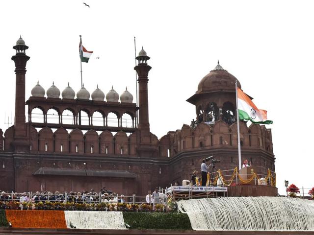 An unidentified caller on Tuesday warned security officials of impending bomb blasts at the Red fort and Rajghat in the national capital.(Vipin Kumar/HT Photo)