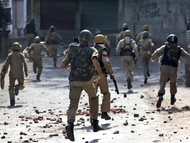 Paramilitary troopers stand guard during curfew in Srinagar.(AFP Photo) Paramilitary troopers stand guard during curfew in Srinagar.(AFP Photo)