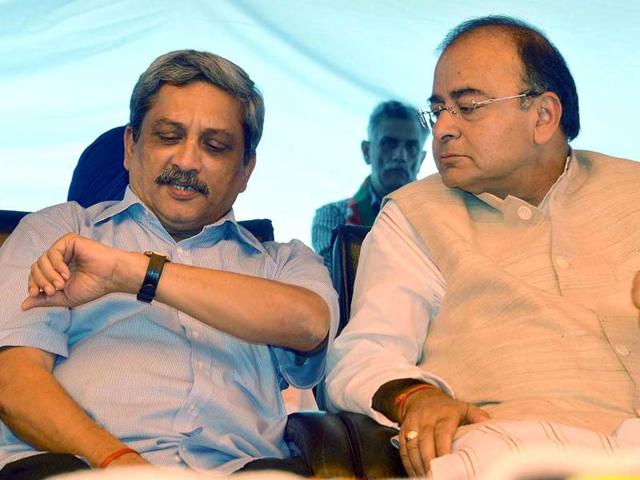 File photo of finance minister Arun Jaitley with defence minister Manohar Parrikar.(HT)