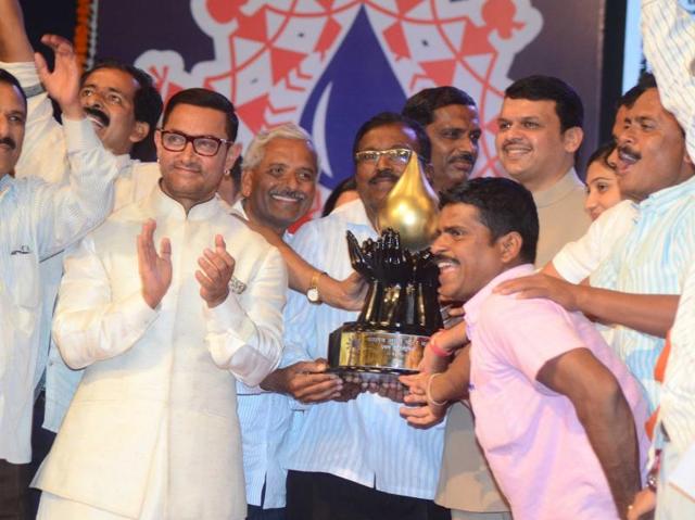 Maharashtra Chief Minister Devendra Fadnavis and actor Aamir Khan during The Satyamev Jayate Water Cup Awards 2016. (IANS)