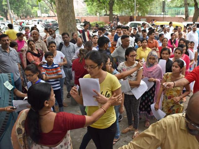 The students queue up to enter the examination hall to take NEET Exam at Kerala School in New Delhi on July 24, 2016.(Sushil Kumar/ HT file)