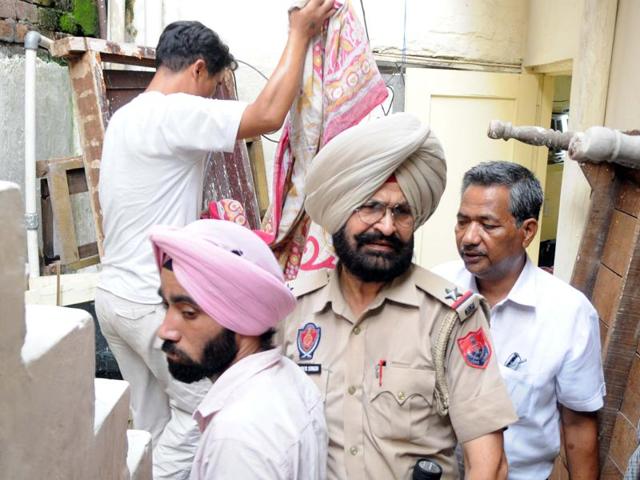 Police inspecting the crime spot near bus stand in Patiala. (Bharat Bhushan/HT Photo) Police inspecting the crime spot near bus stand in Patiala. (Bharat Bhushan/HT Photo)