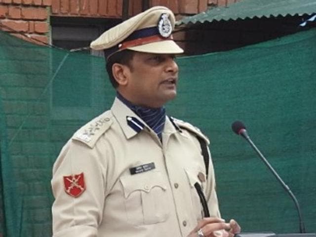 Family members mourn the death of Pramod Kumar, the CRPF commandant who died fending off an attack from militants in Nowhatta, Srinagar, on Tuesday. He will be laid to rest in Jharkhand’s Jamtara district. (ANI) Family members mourn the death of Pramod Kumar, the CRPF commandant who died fending off an attack from militants in Nowhatta, Srinagar, on Tuesday. He will be laid to rest in Jharkhand’s Jamtara district. (ANI)