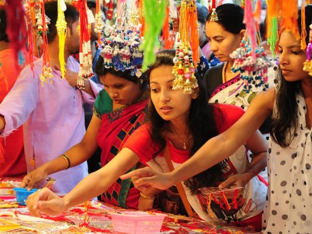 A girl selects a rakhi at one of the shops in Lajpat Nagar market.(Prabhas Roy/HTphoto)