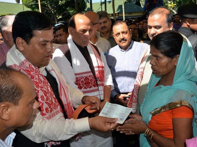 Assam chief minister Sarbanda Sonowal (left) has recently discussed the state’s water situation and flood-control measures with ADB and IIT Guwahati. But unless it can be assessed how much the volume of water in the river is during the monsoon due to precipitation, flood control can be at best be partially successful.(PTI Photo)