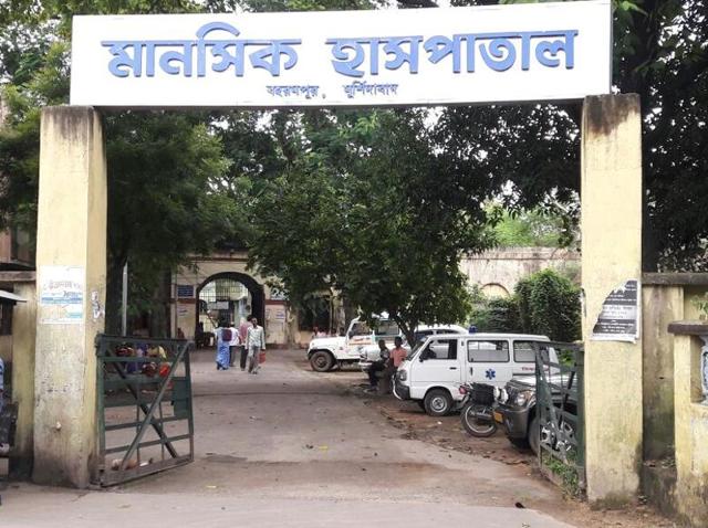 There are at least 430 patients, including women, at the hospital in Berhampore, which about 200 km north of state capital Kolkata.(HT photo)
