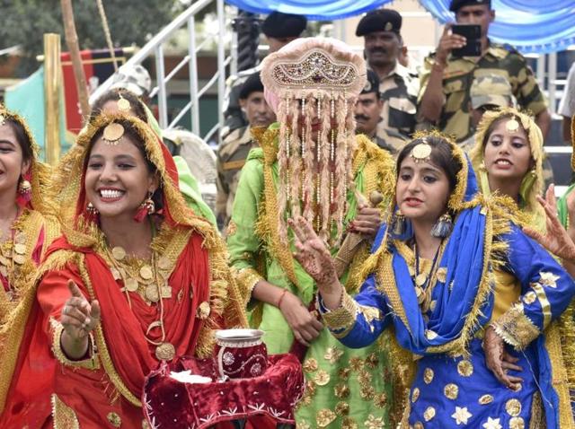 Girls performing gidha at Attari-Wagah border near Amritsar on the eve of Raksha Bandhan. (Gurpreet Singh/HT Photo)