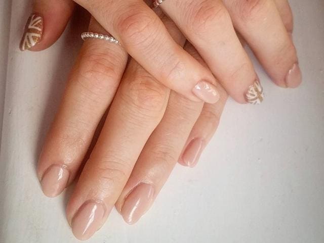 Track-and-field athlete Kelly Massey’s ladylike manicure epitomises British elegance. (Instagram) 