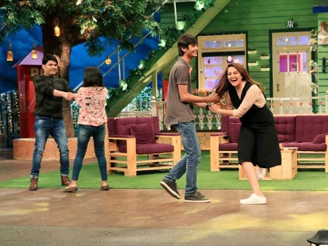 She shook a leg with her fans too. (Yogen Shah)