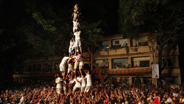 The apex court also said the height of human pyramid cannot exceed 20 feet ceiling fixed by the Bombay high court.(HT file)