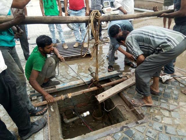 Repair of pump underway at Amrapali Zodiac society on Tuesday. Meanwhile, the Noida authority said it is not responsible for providing water to the society as the builder has not procured the connection yet.(HT Photo)