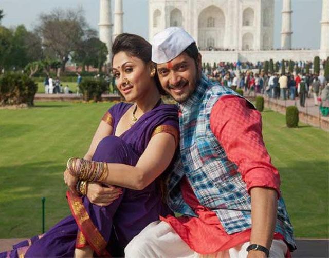 Shreyas and Manjari in front of Taj Mahal. (Twitter) Shreyas and Manjari in front of Taj Mahal. (Twitter)