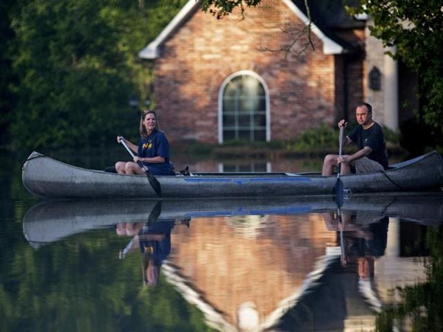 A casket is seen floating in flood waters in Ascension Parish, Louisiana, US, August 15, 2016. As waters begin to recede in parts of Louisiana, some residents struggled to return to flood-damaged homes on foot, in cars and by boat.(Reuters Photo)