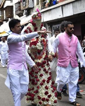 Gangster Dawood Ibrahim’s nephew Alishah Parkar leaves his house for nikah at Rasool Masjid in Nagpada on Wednesday. (Vijayanand Gupta/HT PHOTO)