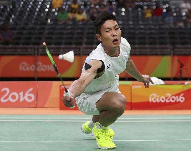 Chou Tien Chen lunges to stay alive in a rally. (REUTERS) Chou Tien Chen lunges to stay alive in a rally. (REUTERS)