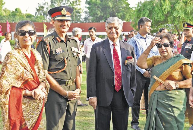 Chief of Staff, Western Command, Lt Gen IS Ghuman (in uniform) and former Chief of Army Staff Gen VP Malik along with his wife (Sanjeev Sharma/HT Photo) Chief of Staff, Western Command, Lt Gen IS Ghuman (in uniform) and former Chief of Army Staff Gen VP Malik along with his wife (Sanjeev Sharma/HT Photo)