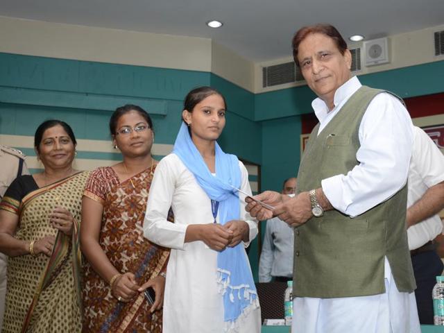 The students were distributed funds of Rs 30,000 each under the state government’s ‘Kanya Vidya Dhan Yojna’ at ITS Dental College at Muradnagar town in Ghaziabad. (Sakib Ali/HT Photo) The students were distributed funds of Rs 30,000 each under the state government’s ‘Kanya Vidya Dhan Yojna’ at ITS Dental College at Muradnagar town in Ghaziabad. (Sakib Ali/HT Photo)