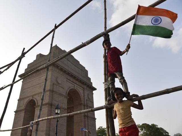 Children celebrate the country’s 70th Independence Day at India Gate in New Delhi. (Saumya Khandelwal/HT Photo) 