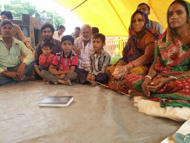 Family members of Piyush Sarvaiya sit on a hunger strike over the attacks on Dalits on their way back from the Una rally.(HT Photo)