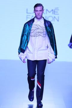 A model walks the ramp at Lakmé Fashion Week in an athleisure look (Photo: Lakmé Fashion Week )