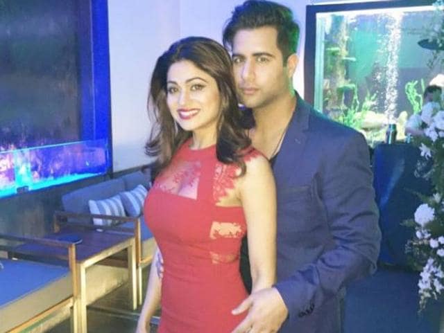 Shamita Shetty with brother Rajeev on Rakshabandhan. (Twitter) 