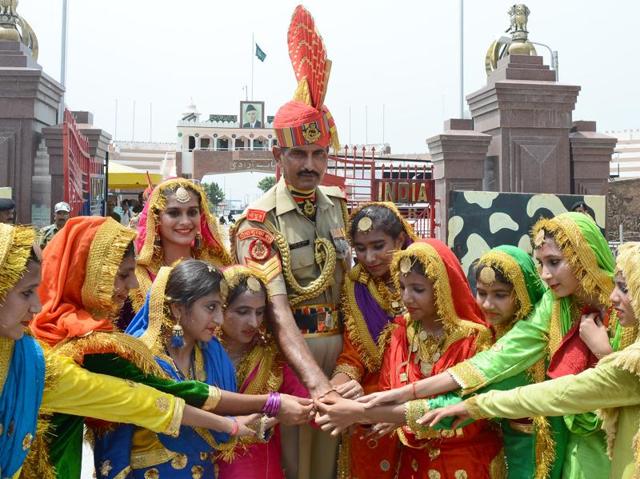 Giddha girls tying Rakhis on the wrists of Border Security Force ( BSF) Jawans on the eve of Raksha Bandhan festival at Attari-Wagha Border in Amritsar. (Gurpreet singh/ht photo) Giddha girls tying Rakhis on the wrists of Border Security Force ( BSF) Jawans on the eve of Raksha Bandhan festival at Attari-Wagha Border in Amritsar. (Gurpreet singh/ht photo)