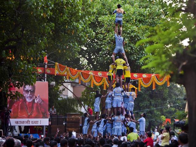 Devotees form a human pyramid to mark the dahi handi festival in Dadar in Mumbai.(Kalpak Pathak/ HT photo)